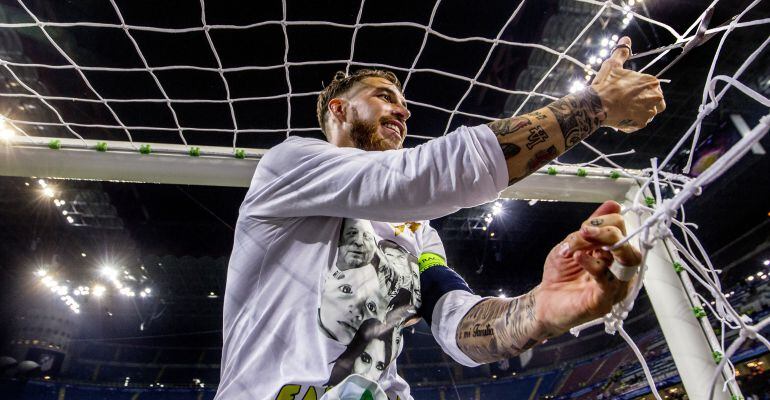 Sergio Ramos corta la red de una portería en Milan