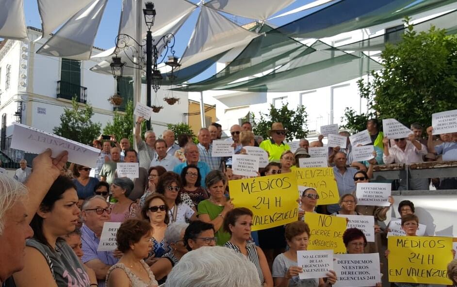 Concentración de los vecinos de Valenzuela por el cierre de las urgencias del centro de la localidad en agosto y septiembre. FOTO: Ayuntamiento de Valenzuela.