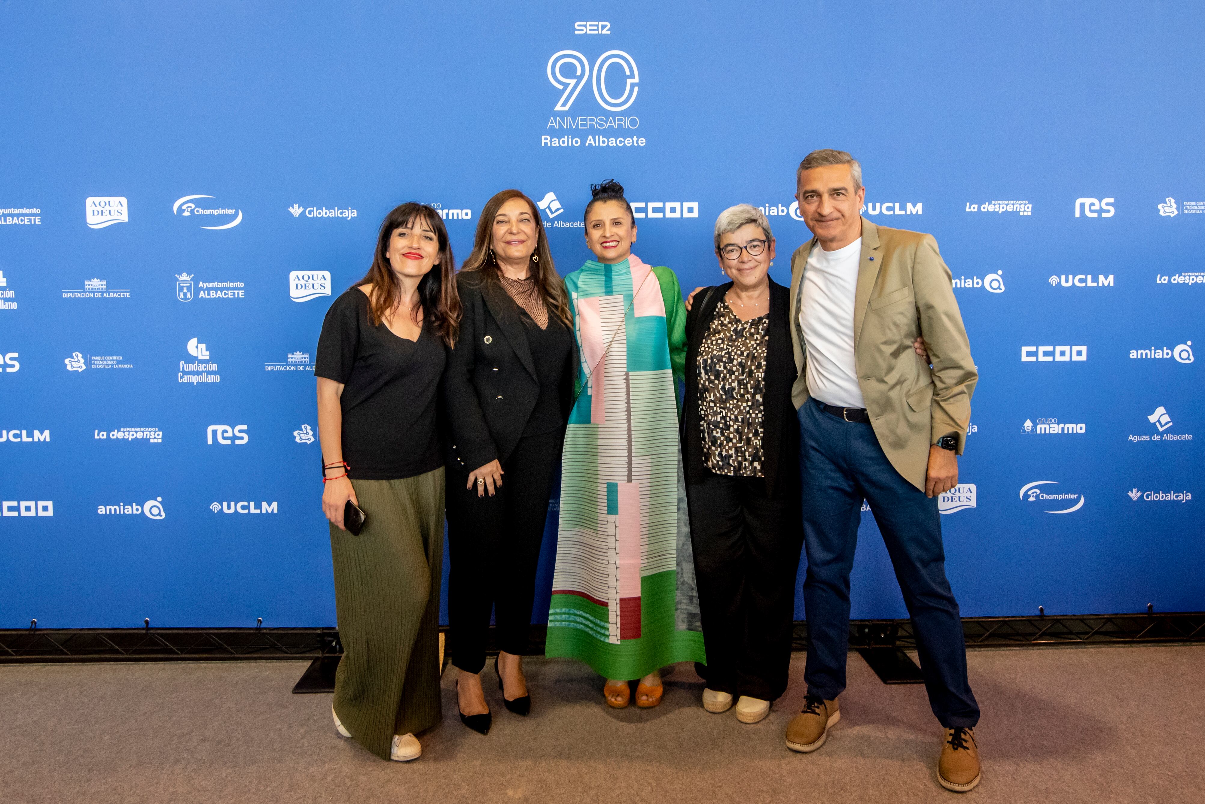 Las firmas de opinión de Radio Albacete, Loli Ríos, Évelin R. Molano, María José Aguilar y Manuel Ortiz, junto con la directora de Radio Albacete, Justina Gómez.