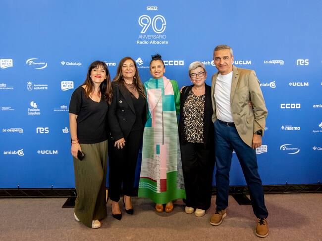 Las firmas de opinión de Radio Albacete, Loli Ríos, Évelin R. Molano, María José Aguilar y Manuel Ortiz, junto con la directora de Radio Albacete, Justina Gómez.