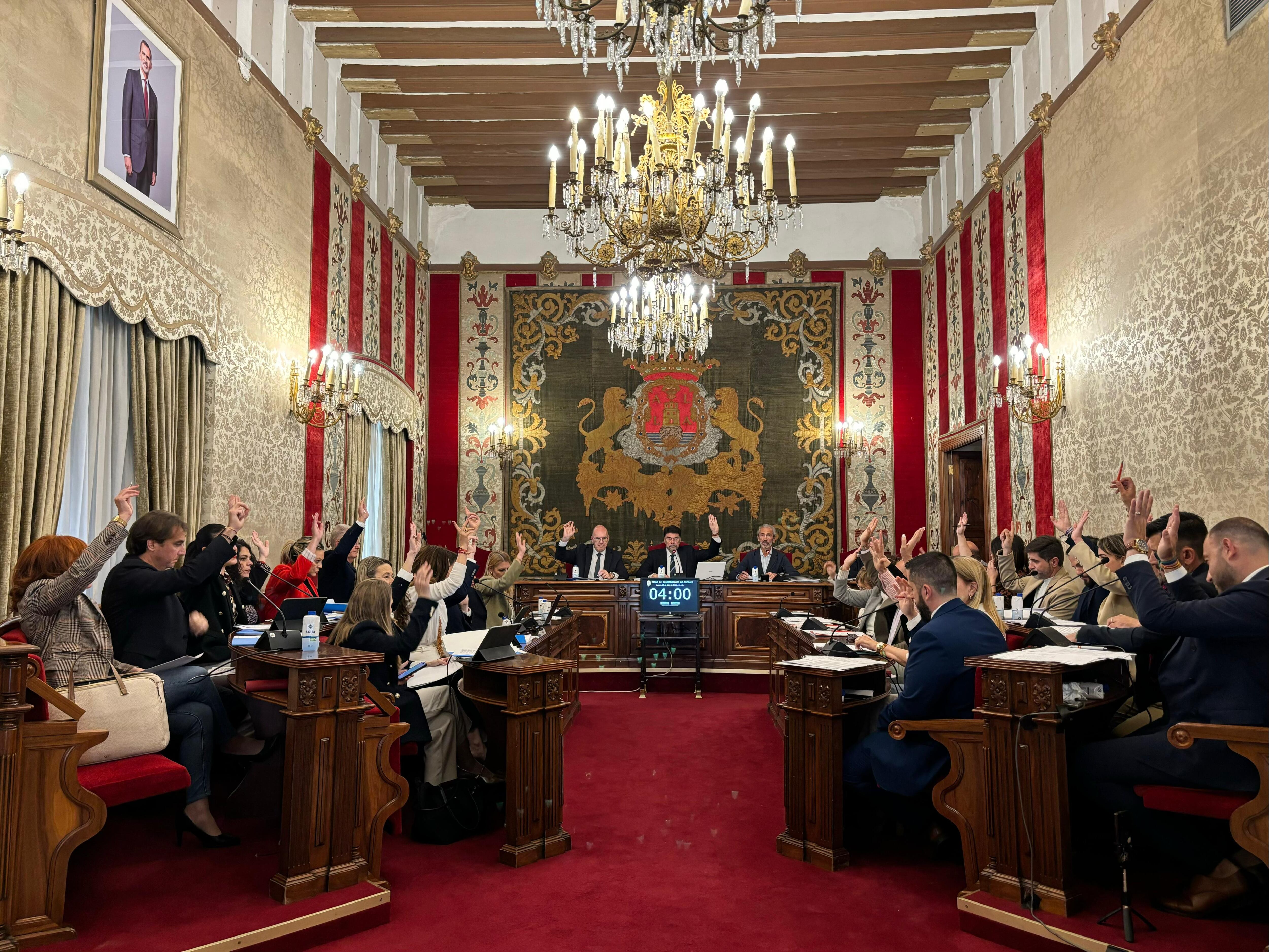 Votación durante la sesión plenaria de este jueves