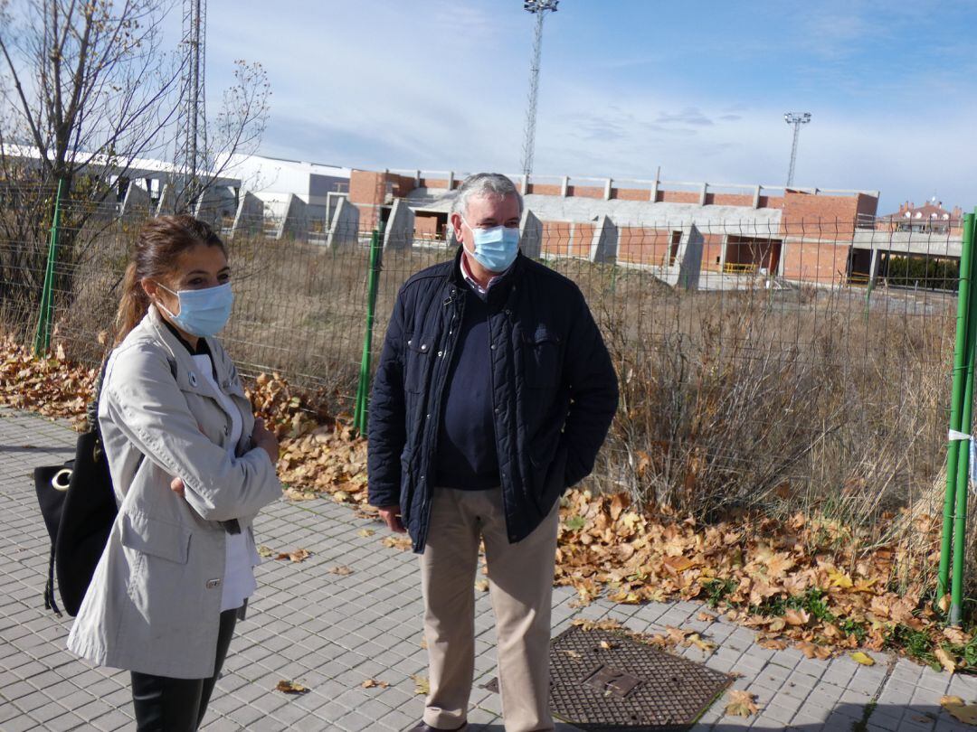 Yolanda Vázquez y Manuel Jiménez, concejales del PSOE. Al fondo, las obras de la piscina cubierta