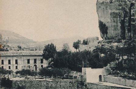 San Pablo y puerta de entrada amurallada almena.