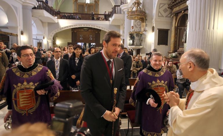 El alcalde Óscar Puente, asiste a la misa del día de San Pedro Regalado