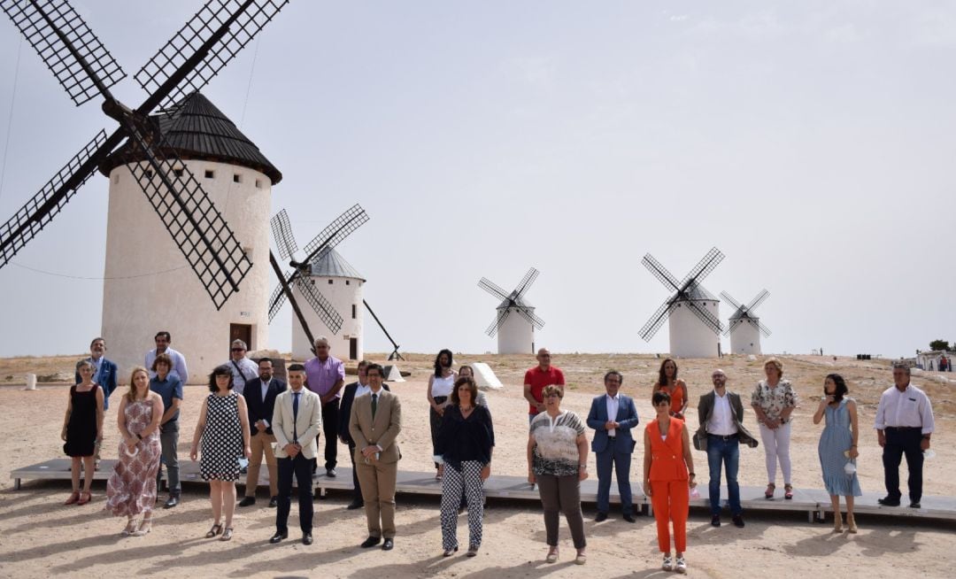 Imagen de grupo de los alcaldes y alcaldesas de la zona de Campo de Criptana, junto al presidente de la Diputación de Ciudad Real, José Manuel Caballero, y la consejera de Economía, Patricia Franco 