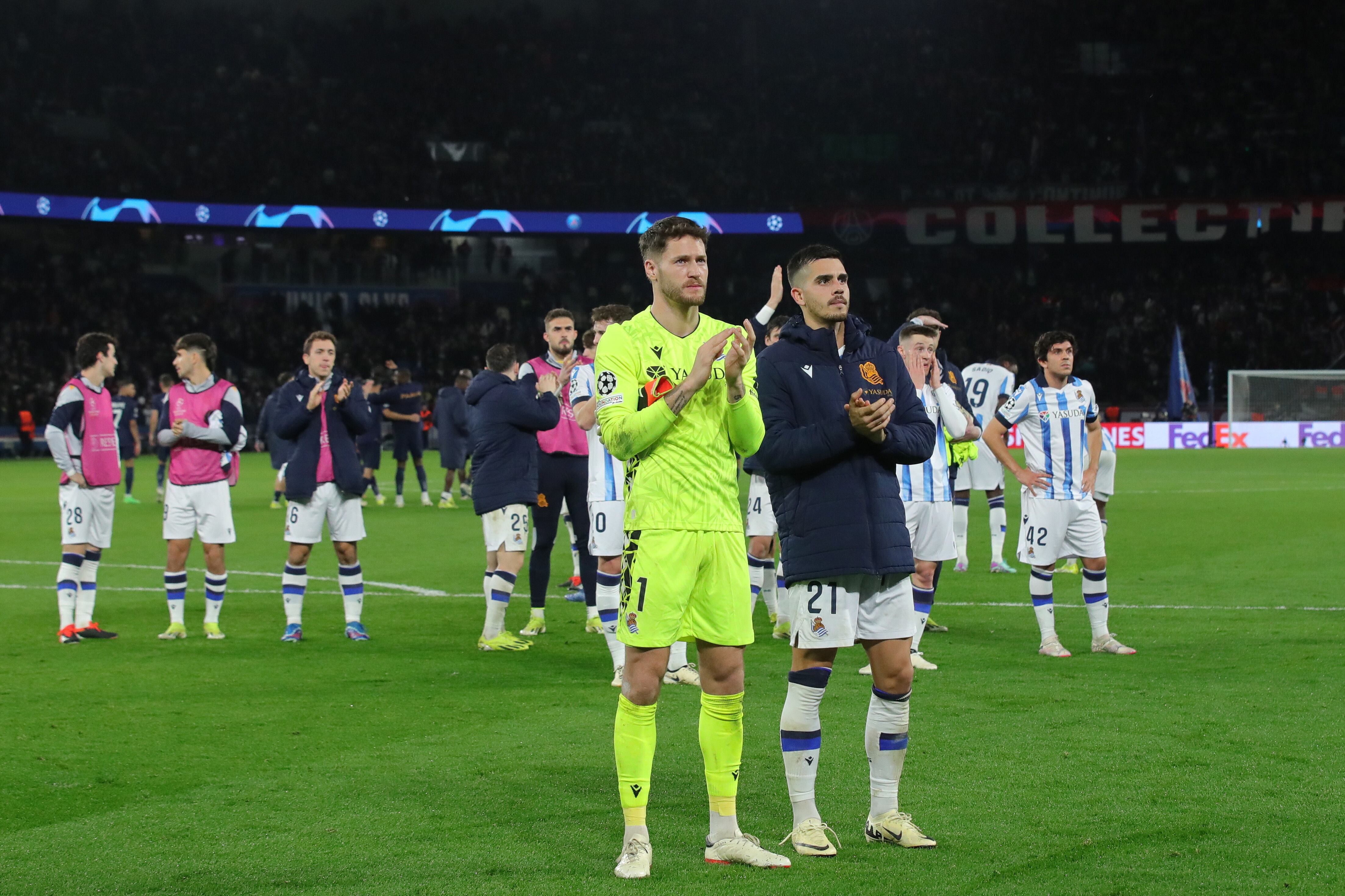 Paris (France), 14/02/2024.- Players of Real Sociedad react after the UEFA Champions League Round of 16, 1st leg match between Paris Saint Germain (PSG) and Real Sociedad in Paris, France, 14 February 2024. (Liga de Campeones, Francia) EFE/EPA/TERESA SUAREZ
