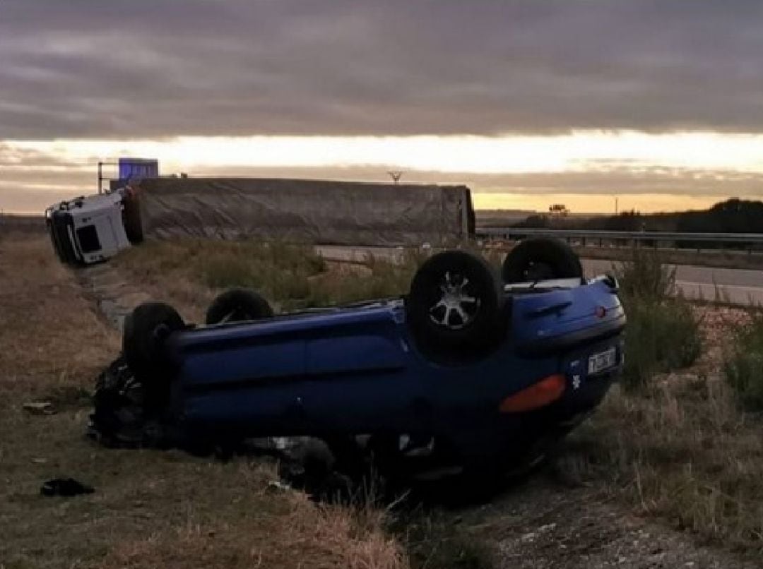 Camión y Turismo implicados en el accidente