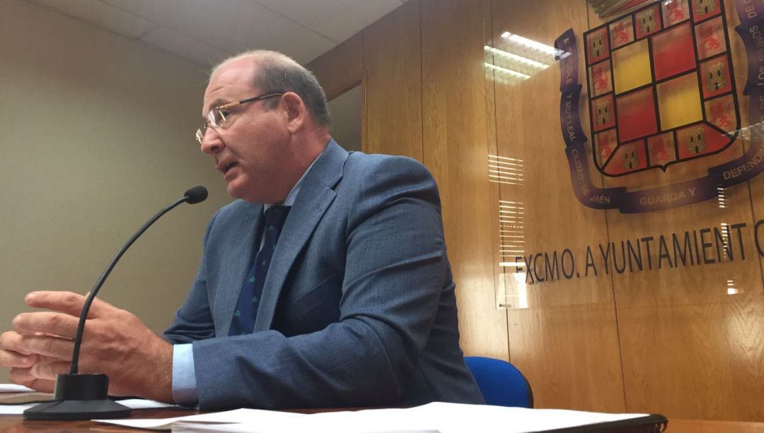 El alcalde de Jaén, Javier Márquez, durante una rueda de prensa en el Ayuntamiento.