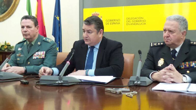 Antonio Sanz, delegado del Gobierno en Andalucía, junto a los máximos responsables de la Guardia Civil (izq.) y el Cuerpo Nacional de Policía (dcha.)