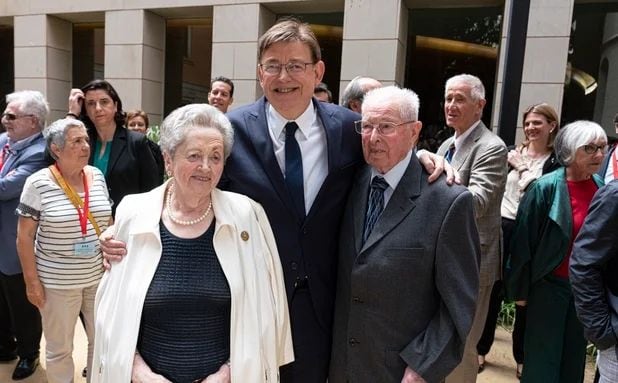 El expresident de la Generalitat, Ximo Puig, junto a sus padres, Elodia Ferrer y Joaquín Puig, en una imagen de archivo.