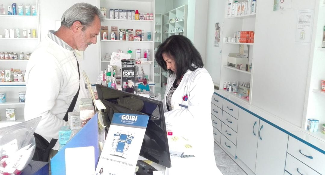 Farmacia de Cabrejas del Pinar, con la farmaceútica Juana Estebaranz.