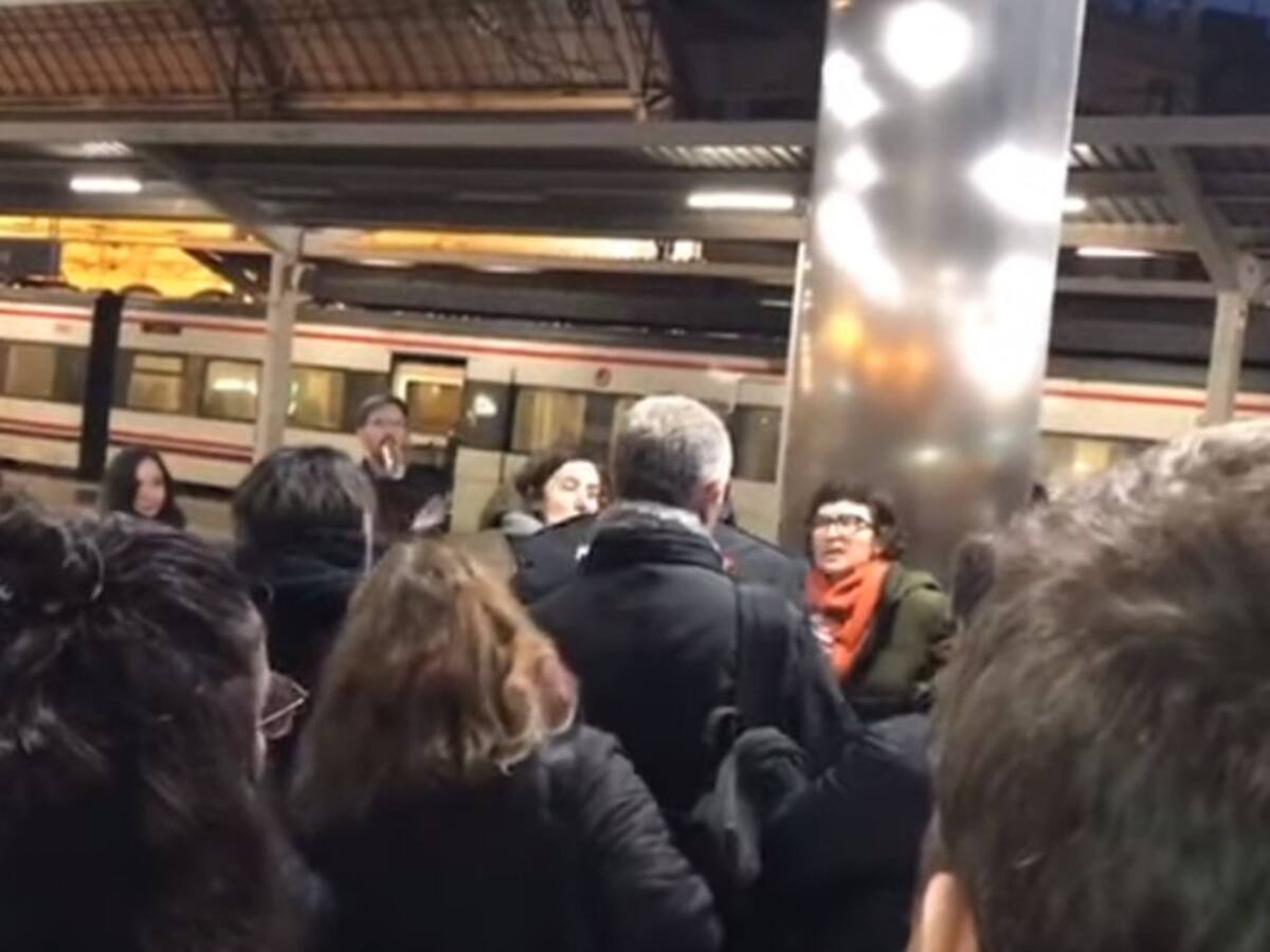 Una usuaria indignada por los retrasos en los trenes se enfrenta a la policía en Valencia