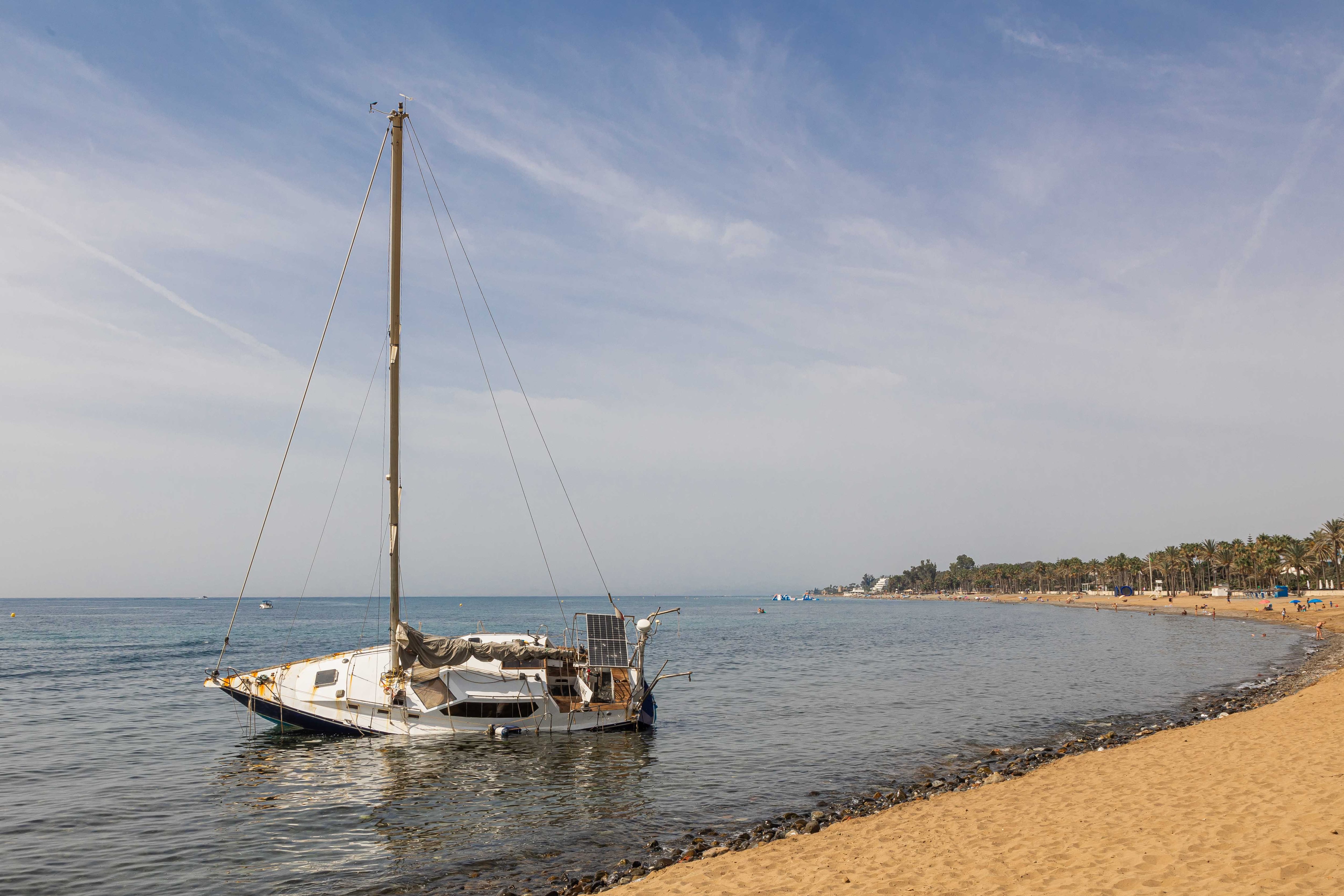 El velero encallado en una de las playas de Marbella (Málaga)