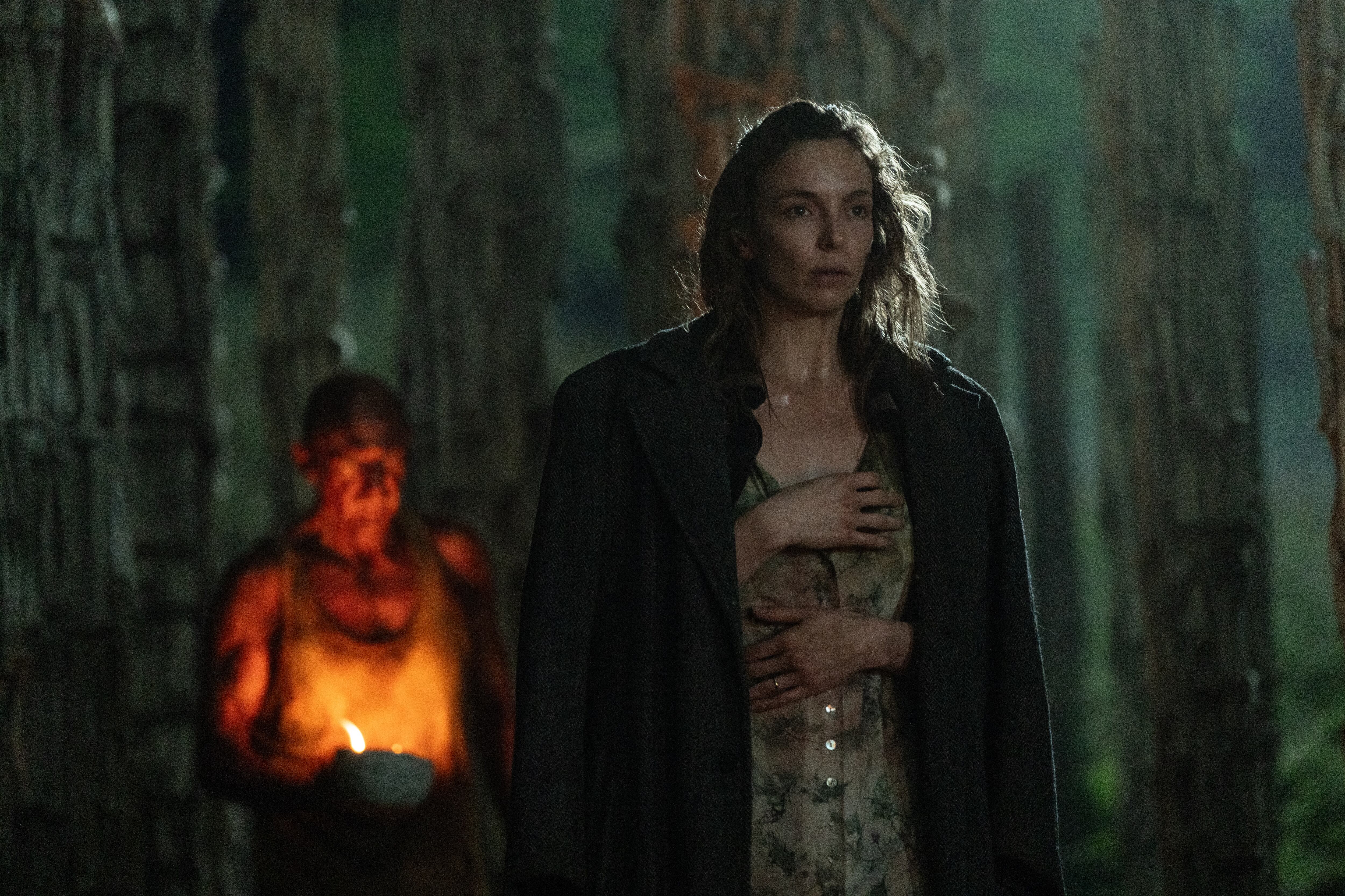 Ralph Fiennes y Jodie Comer en una escena de 28 Años después.