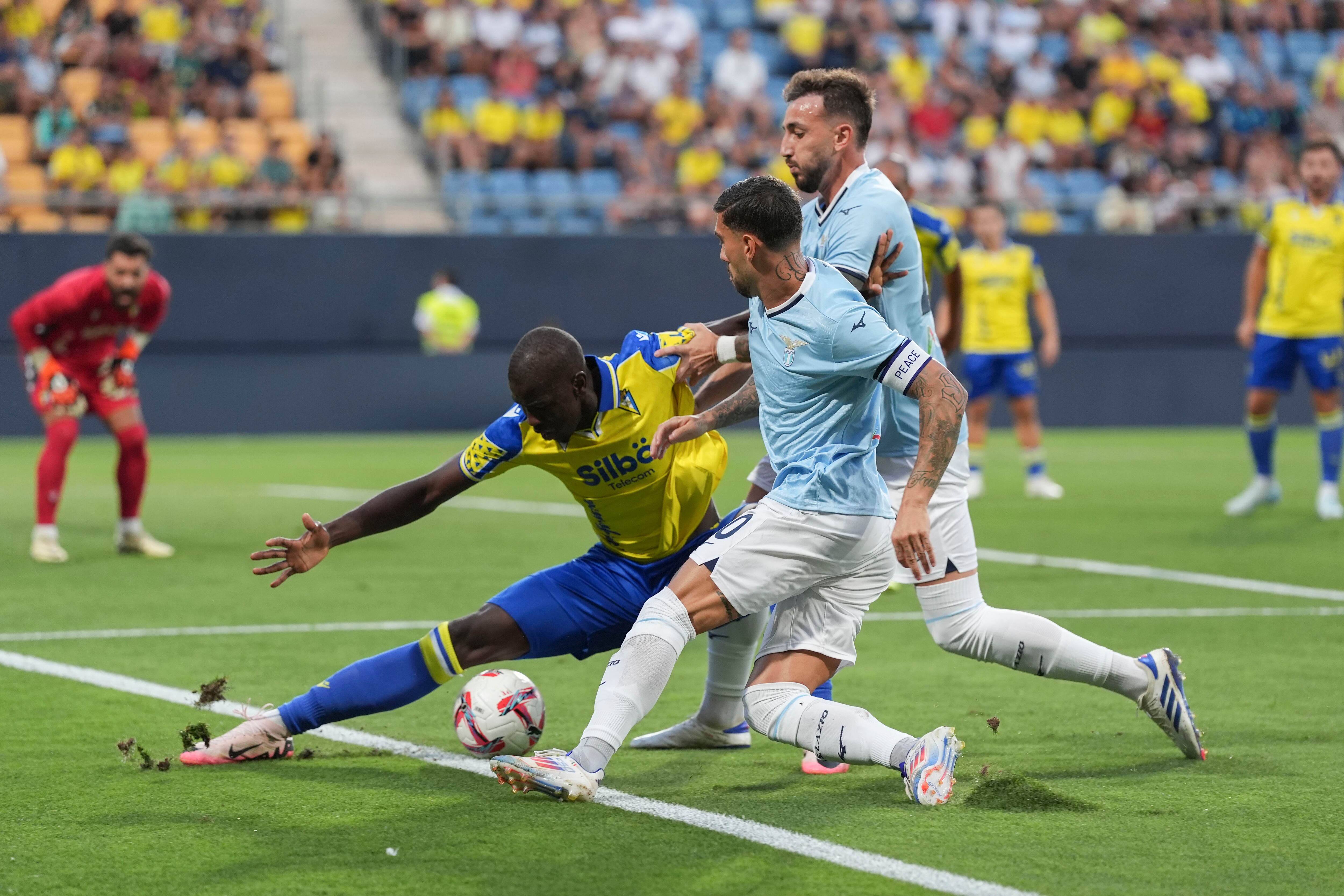 CÁDIZ, 10/08/2024.- Los delanteros de la SS Lazio Mattia Zaaccagni y Castrovilli luchan por el balón con el jugador del Cádiz CF Moussa (i) durante el partido del LXX Trofeo Carranza que enfrenta al Cádiz C.F. y a la SS Lazio que se juega hoy en el estadio Nuevo Mirandilla en Cádiz. EFE/Román Ríos