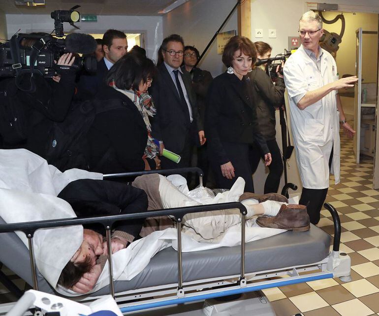 La ministra francesa de Salud, Marisol Touraine, visita el hospital Saint-Antoine en París.