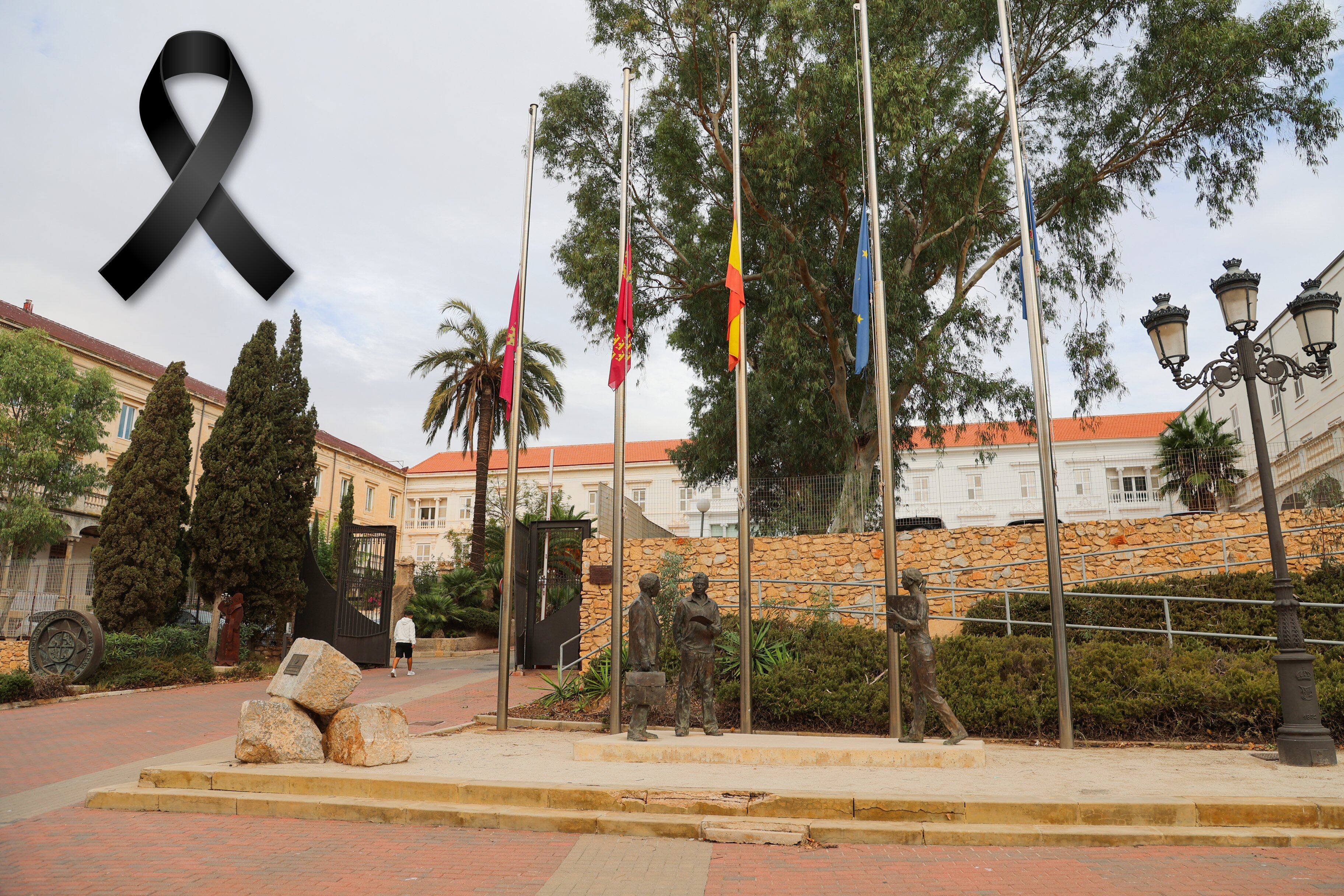 Banderas a media asta en la UPCT