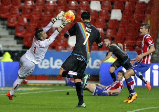 GRA413. GIJÓN, 12/02/2016.- El guardameta del Sporting, Iván Cuellar (i), captura el balón ante el delantero venezolano del Rayo Vallecano, Nicolás Ladislao &quot;Miku&quot;, durante el encuentro correspondiente a la vigésimocuarta jornada de primera división, que 