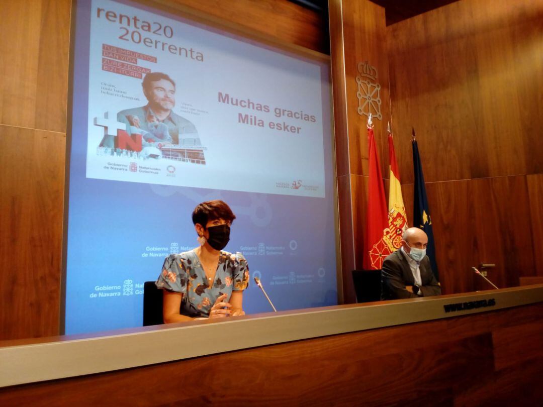 La consejera de Hacienda, Elma Saiz, y el director gerente de Hacienda Foral, Óscar Martínez de Bujanda, en la presentación de los resultados de la campaña de la Renta y el Patrimonio.