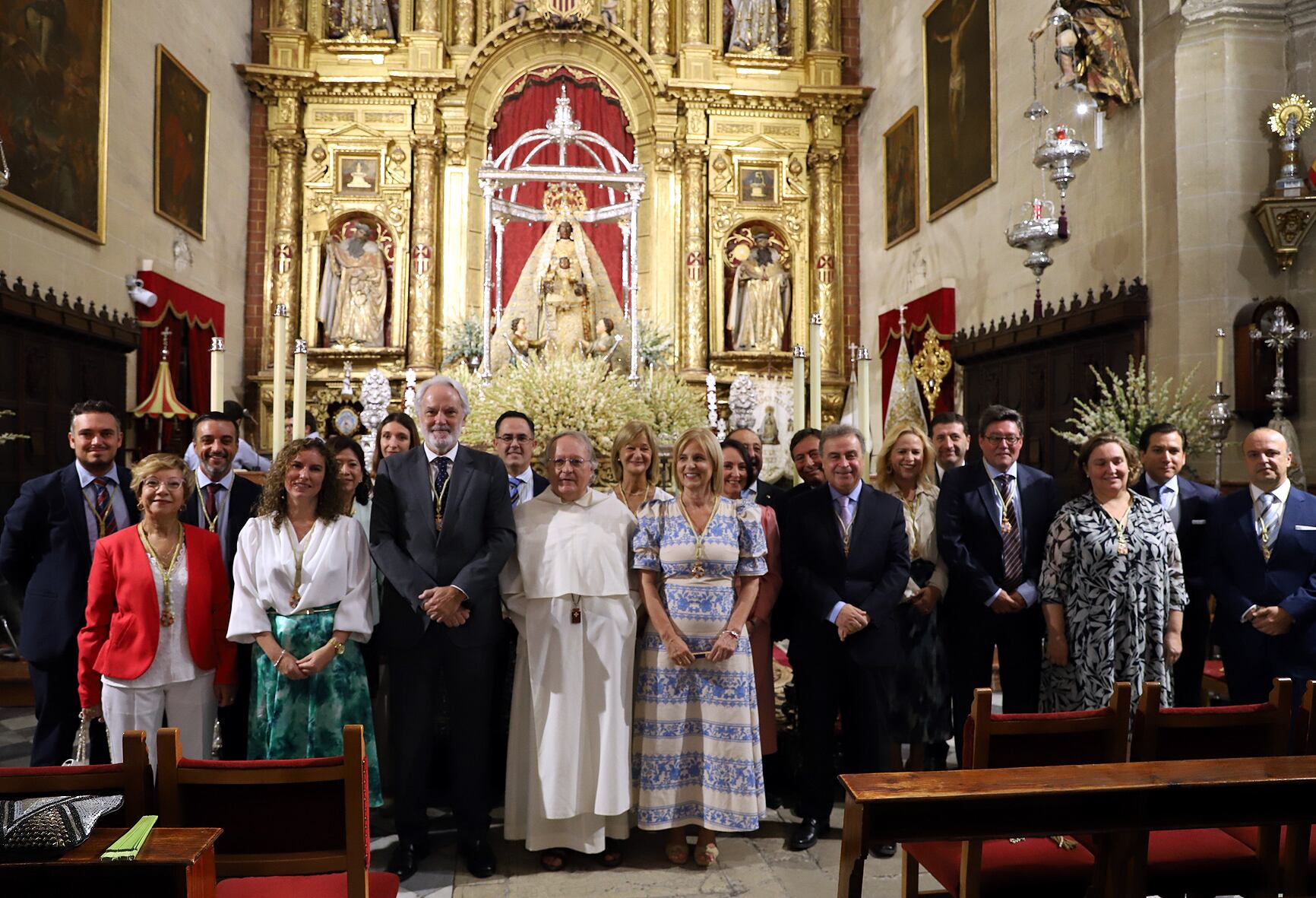 La alcaldesa de Jerez junto a miembros de la corporación municipal junto a la Virgen de la Merced