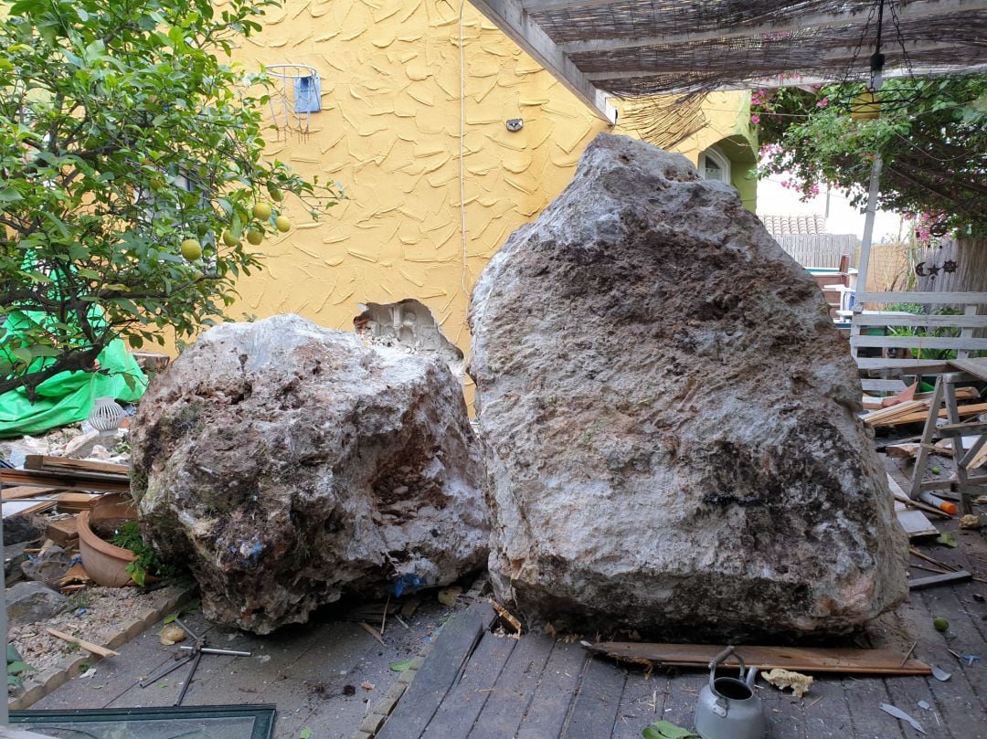 Desprendimientos de rocas que han llegado a una de las viviendas del Molló de la Creu