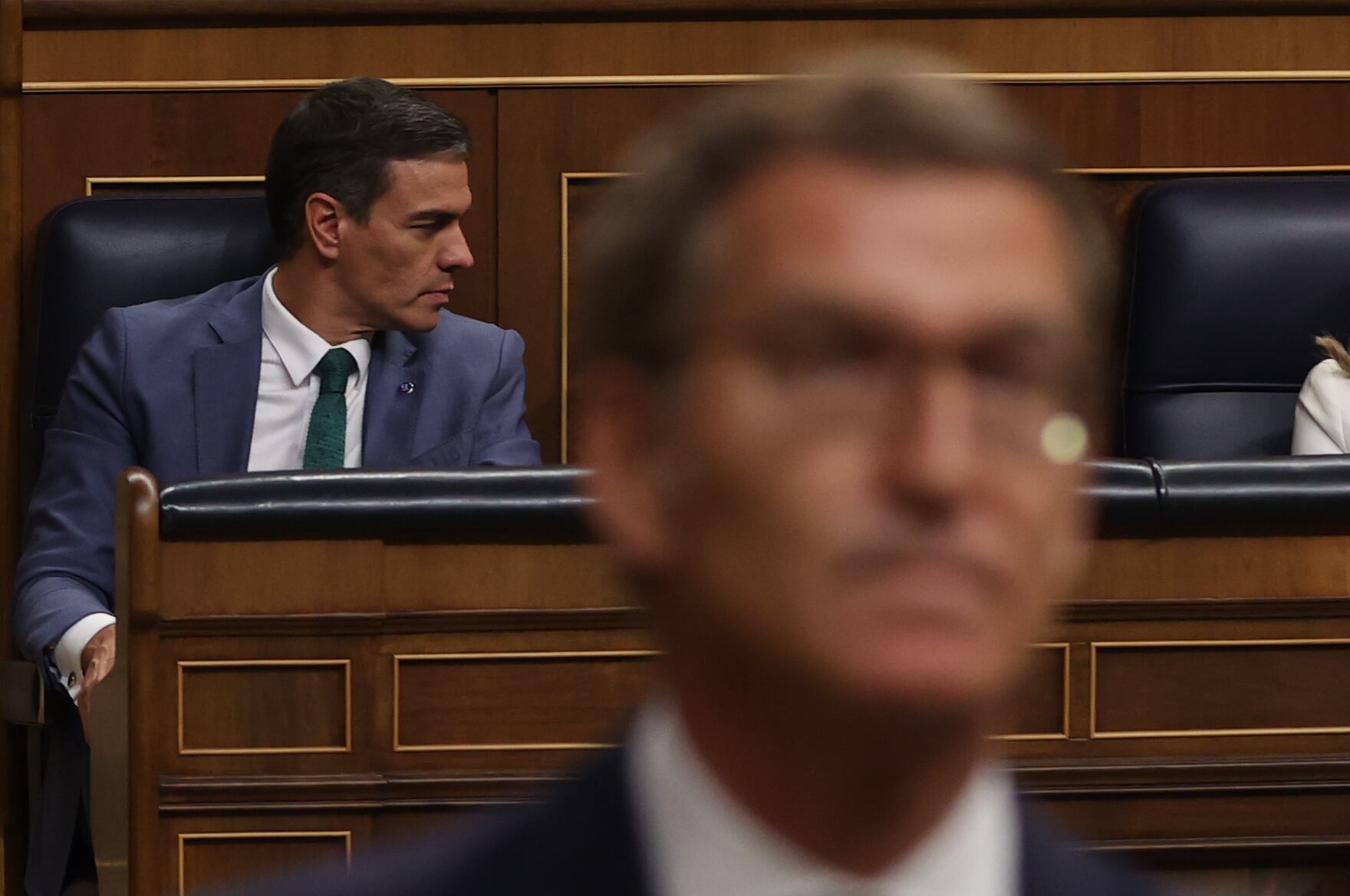 El presidente del Gobierno, Pedro Sánchez (i) y Alberto Núñez Feijóo (d), líder del PP, en el Congreso. Archivo.