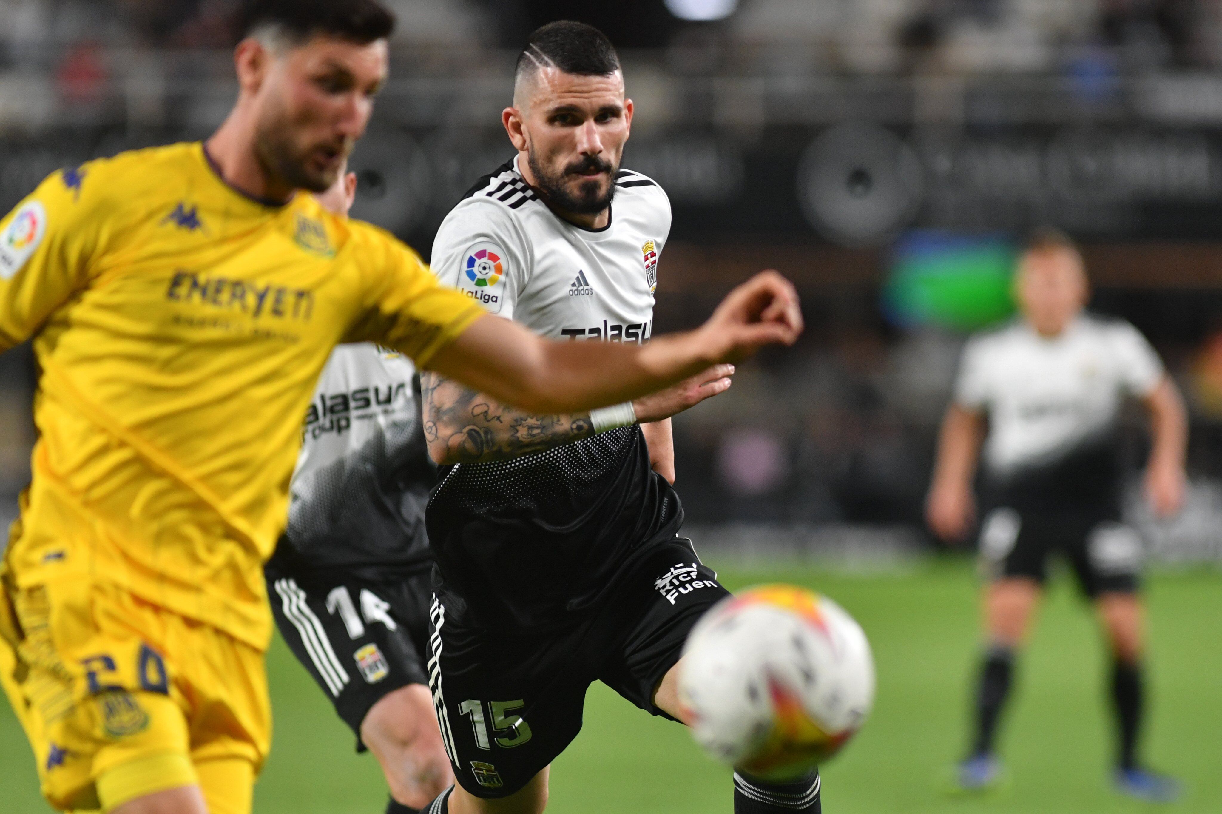 Datkovic pelea un balón