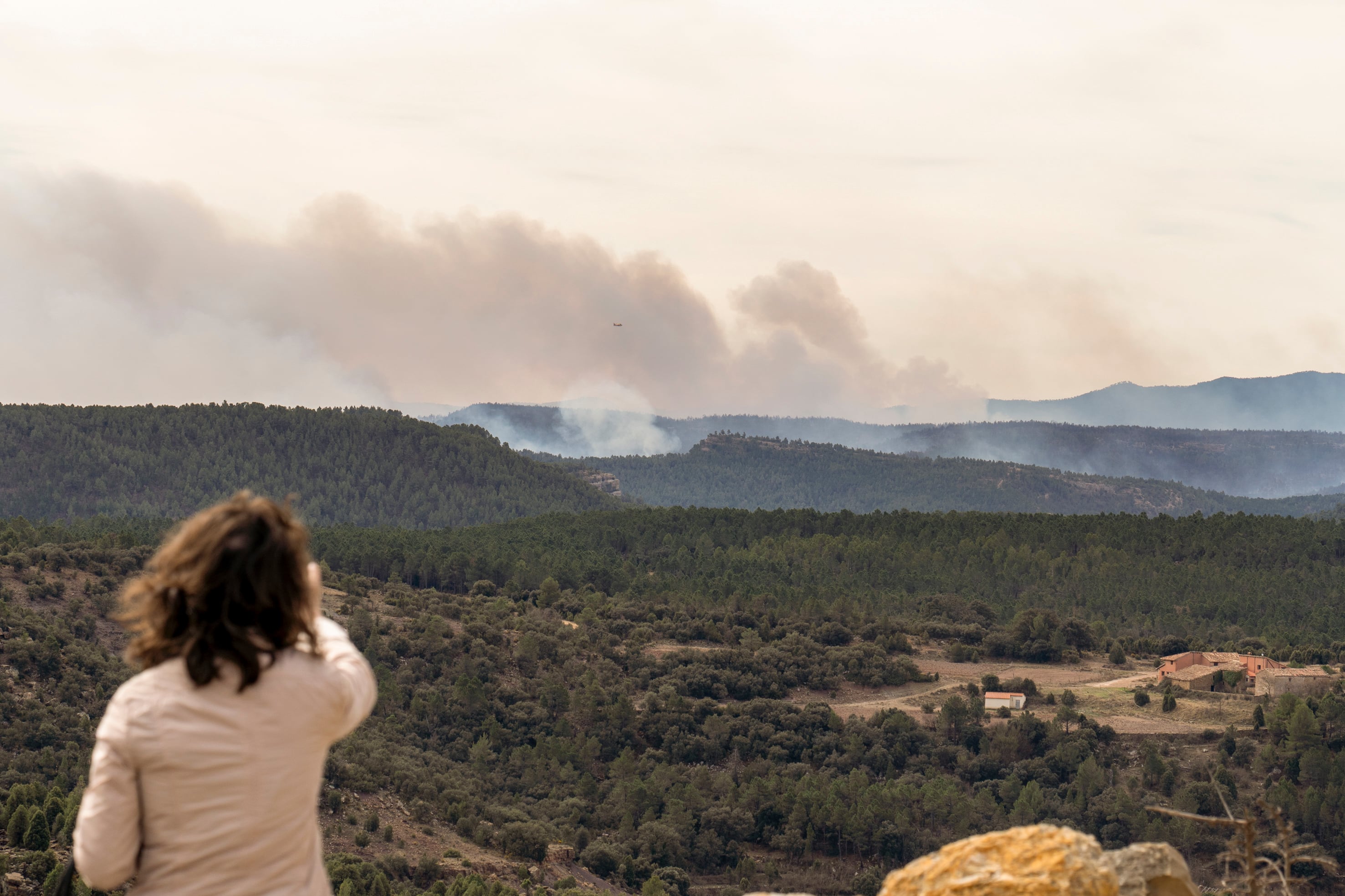 FUENTES DE RUBIELOS (TERUEL), 24/03/2023.- Un amplio dispositivo formado por efectivos terrestres y medios aéreos que se irán incorporando a lo largo de la mañana siguen trabajando para tratar de frenar el avance del fuego en el incendio forestal declarado ayer en el término municipal de Villanueva de Viver, en la zona limítrofe de las provincias de Castellón y Teruel. EFE/Antonio García