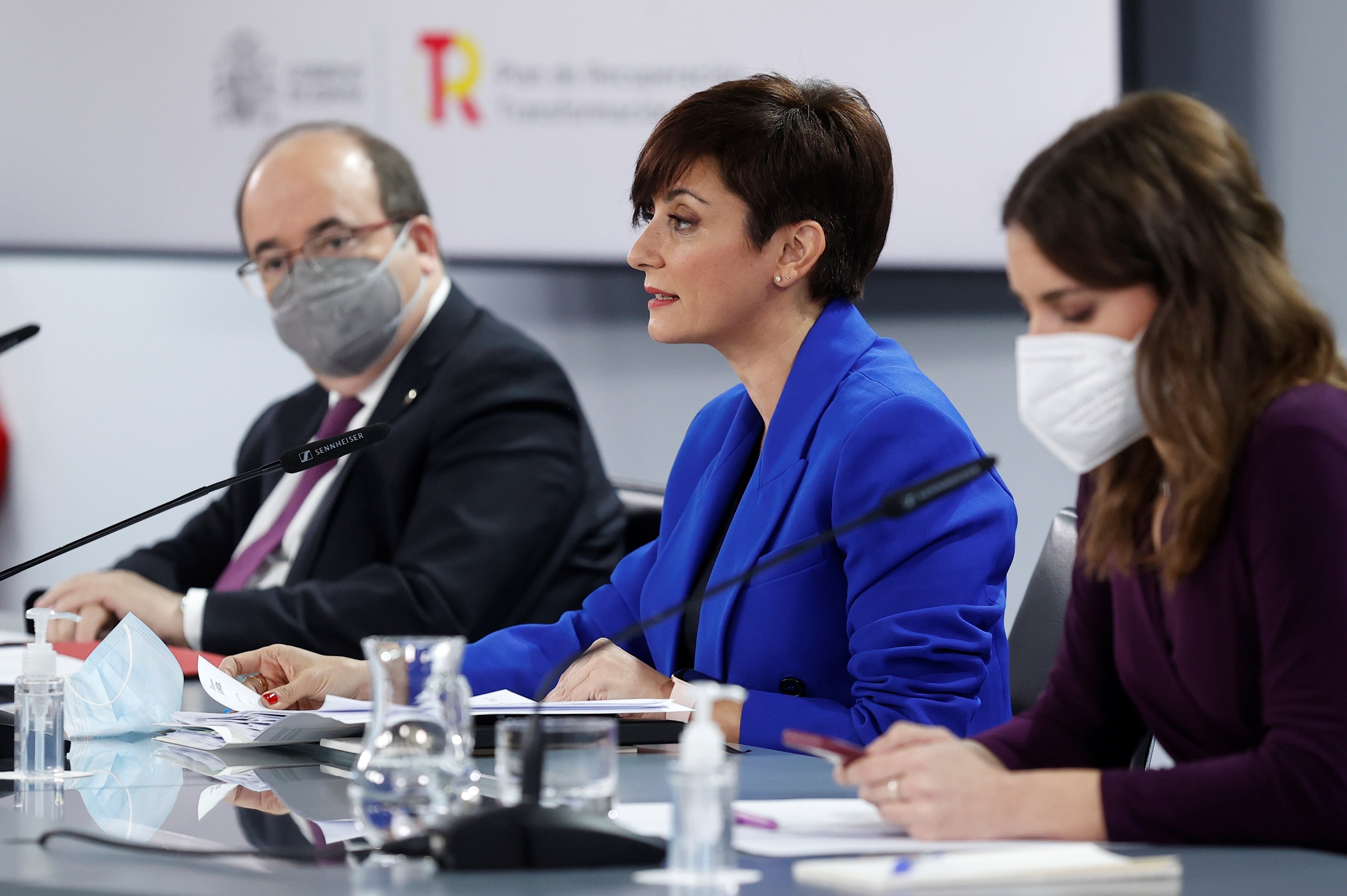 La ministra de Política Territorial y portavoz del Gobierno, Isabel Rodríguez García (c); junto a la ministra de Igualdad, Irene Montero, y el ministro de Cultura y Deporte, Miquel Iceta, durante la rueda de prensa posterior a la reunión del Consejo de Ministros.