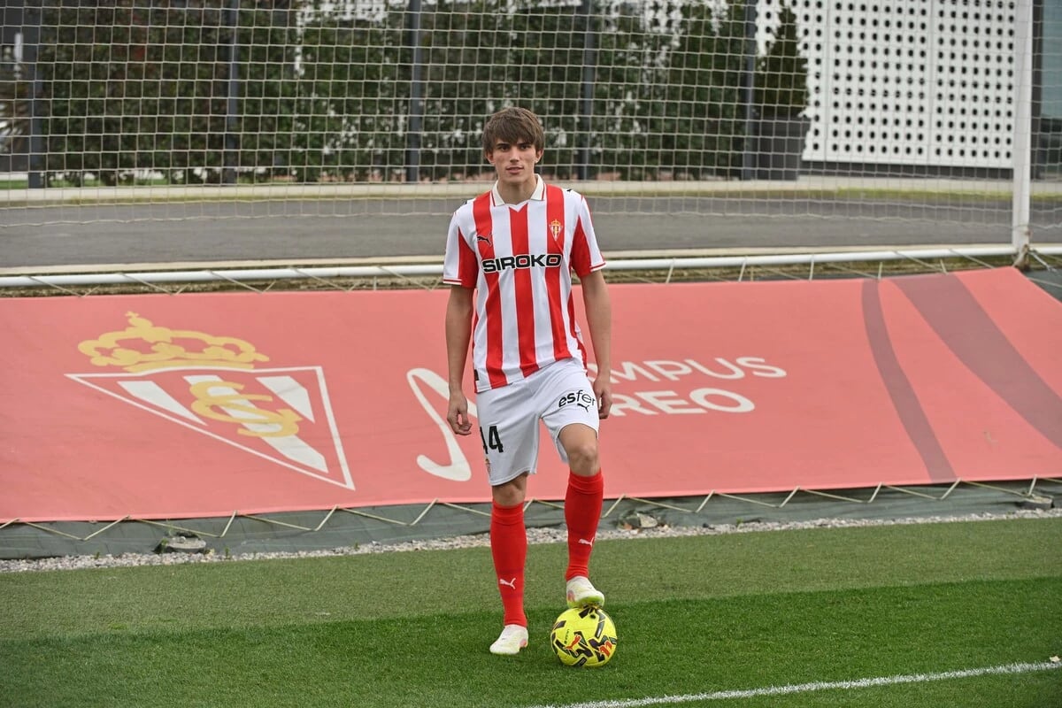 Andrés Cuenca posa en Mareo tras su presentación como nuevo jugador del Sporting.