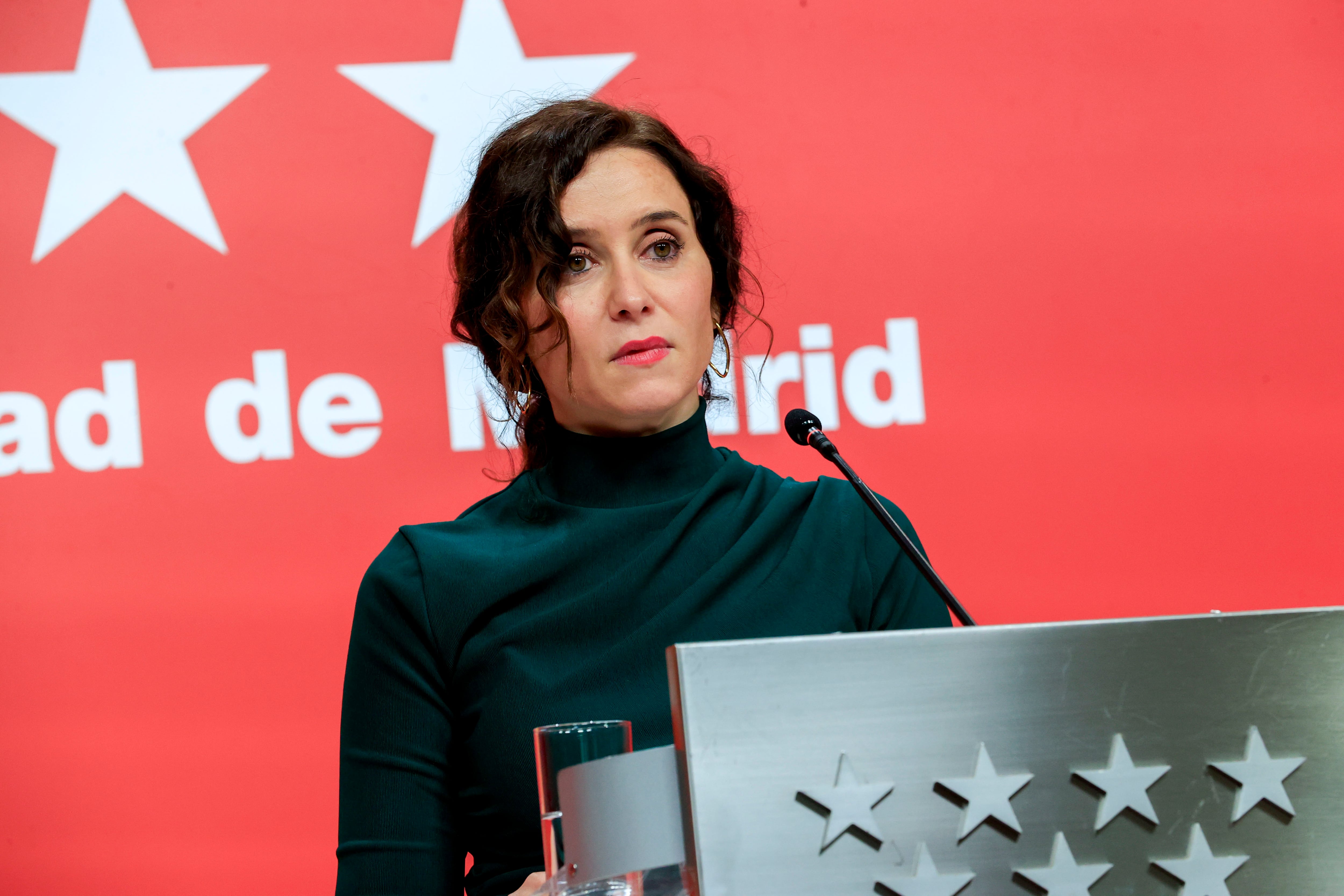 presidenta de la Comunidad de Madrid, Isabel Diaz Ayuso, durante la declaración institucional que ha pronunciado este jueves en la sede de la Comunidad, tras el acuerdo entre el PSOE y Junts para la investidura de Pedro Sánchez