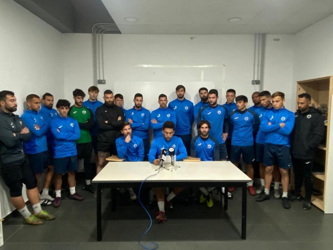 Plantilla y cuerpo técnico realizan un comunicado