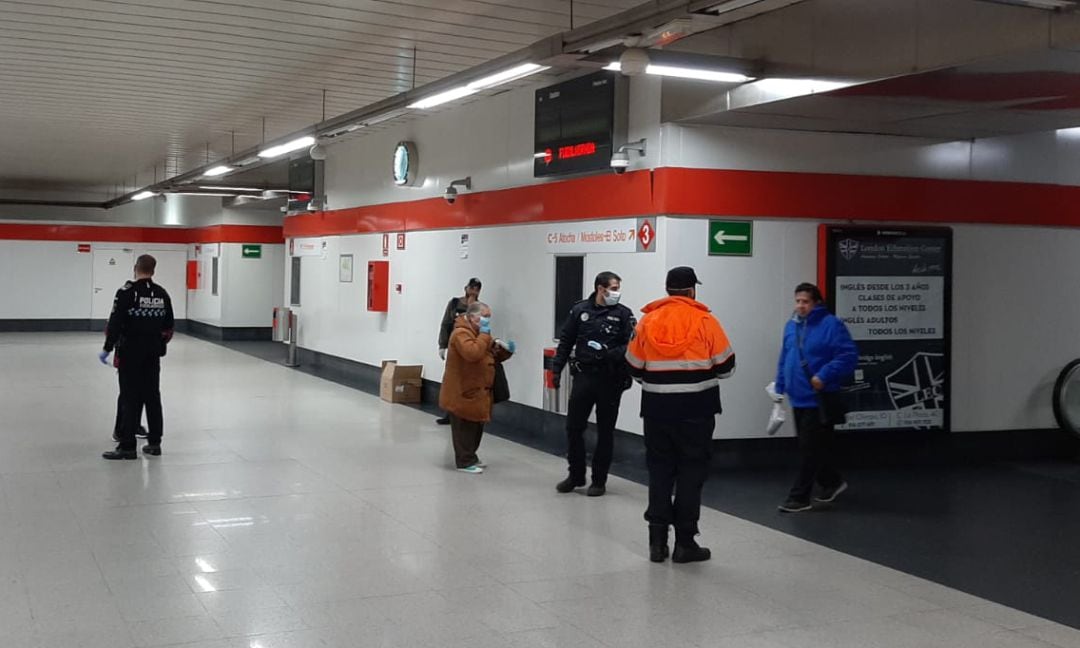 Miembros de Protección Civil y Policía Local participan en labores de información en la estación de Cercanías de Fuenlabrada.