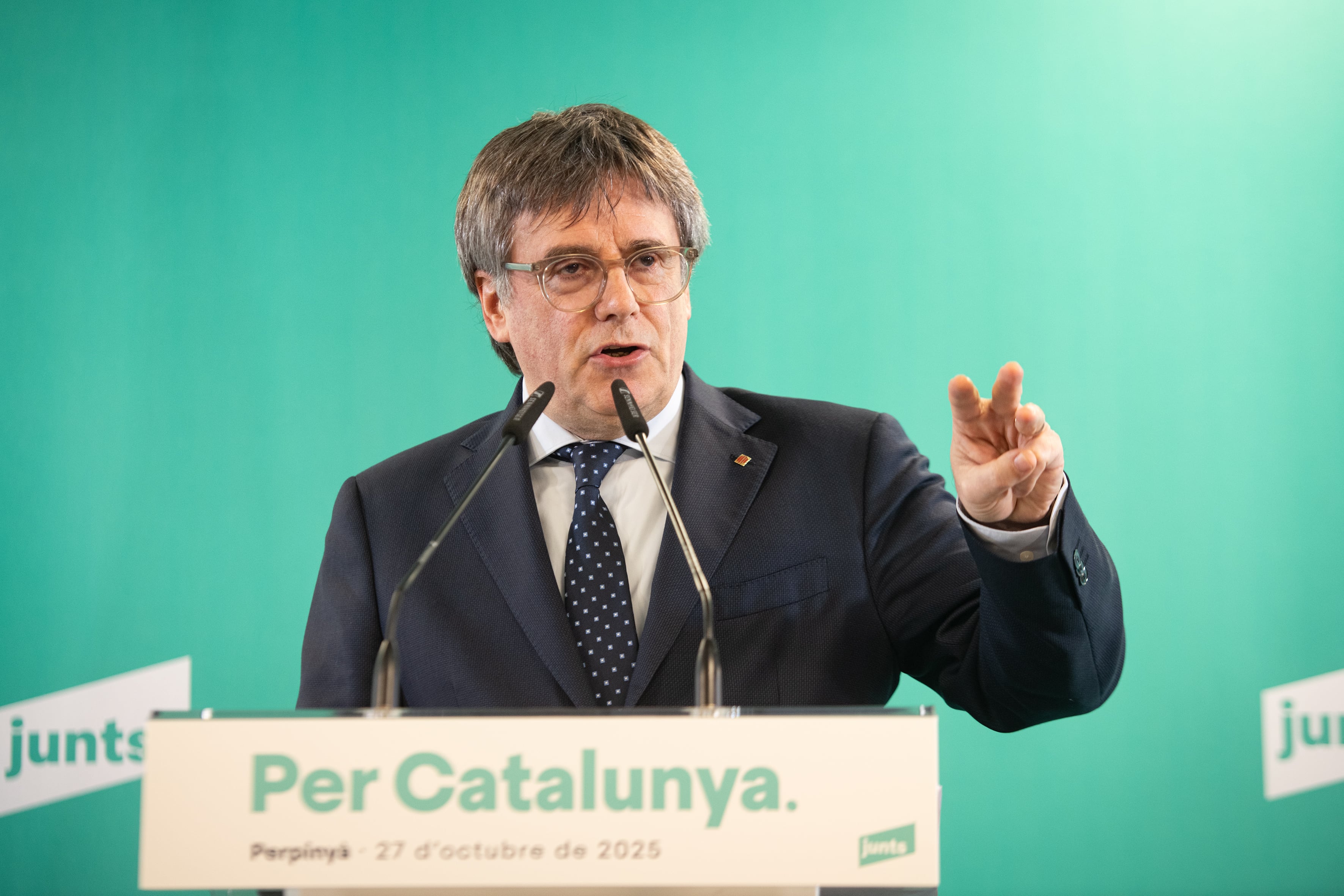 El presidente de Junts, Carles Puigdemont, durante una rueda de prensa en el espacio Les 5 Elements, en Perpiñán (Francia)