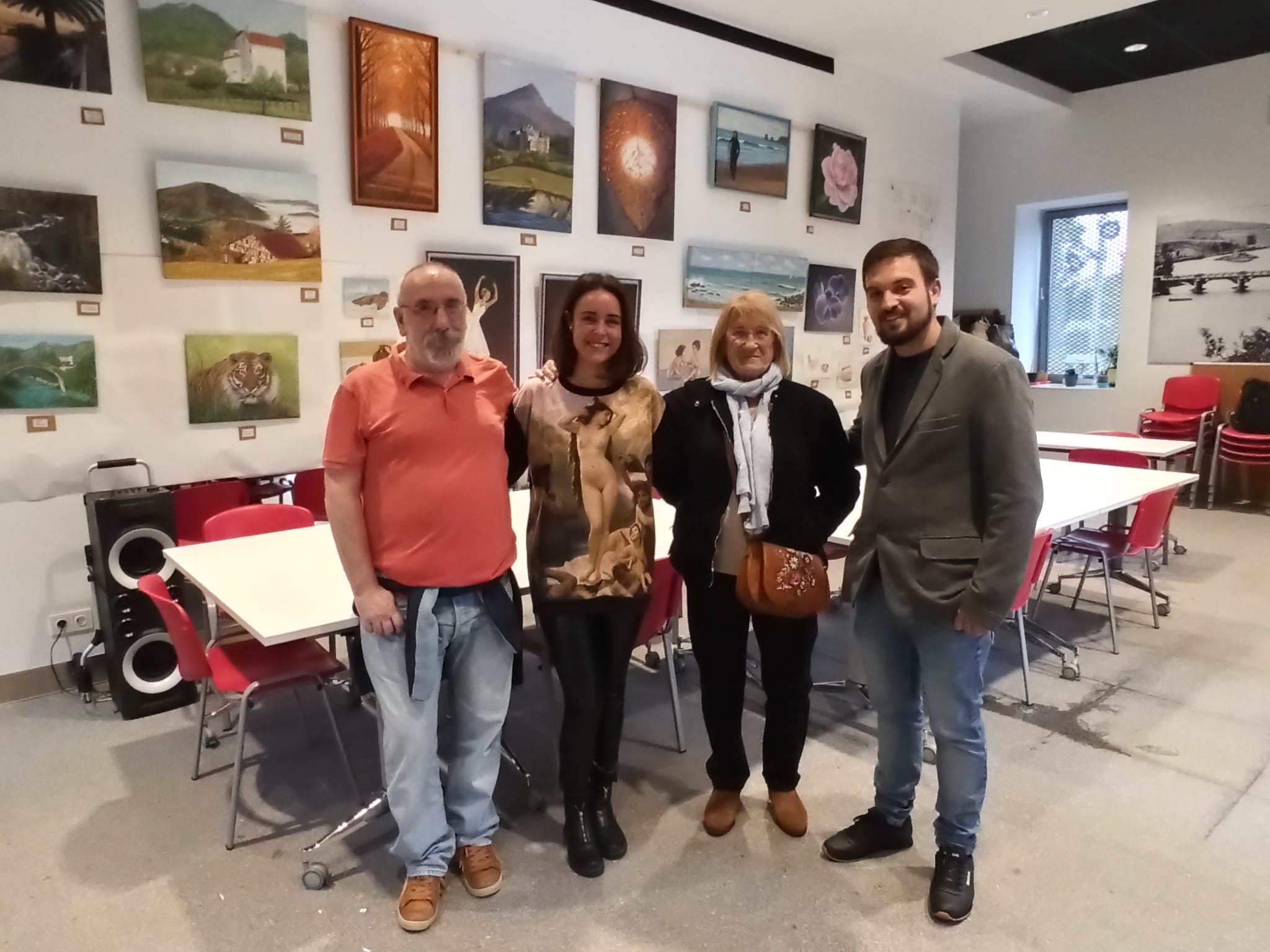 David Nuño junto con la dinamizadora del local Raquel Calvo y el dinamizador del centro de Palmera Montero / Foto: Ayuntamiento de Irun