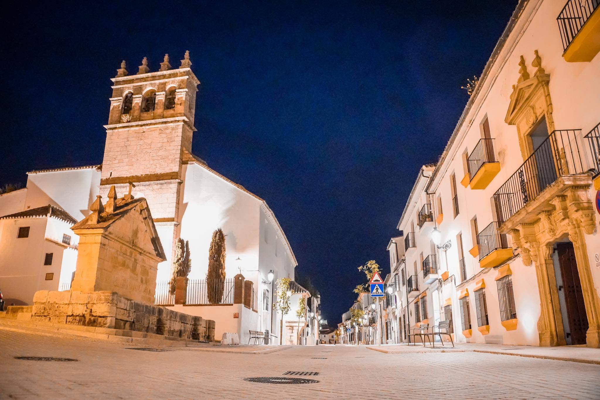 Renovada vista de la calle Real en pleno barrio de Padre Jesús