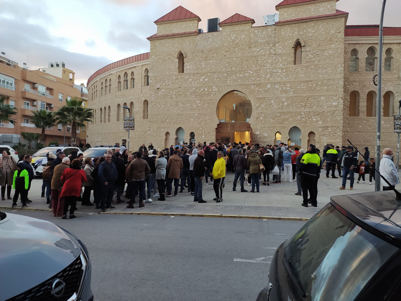 Espectadores a la espera de entrar a la plaza