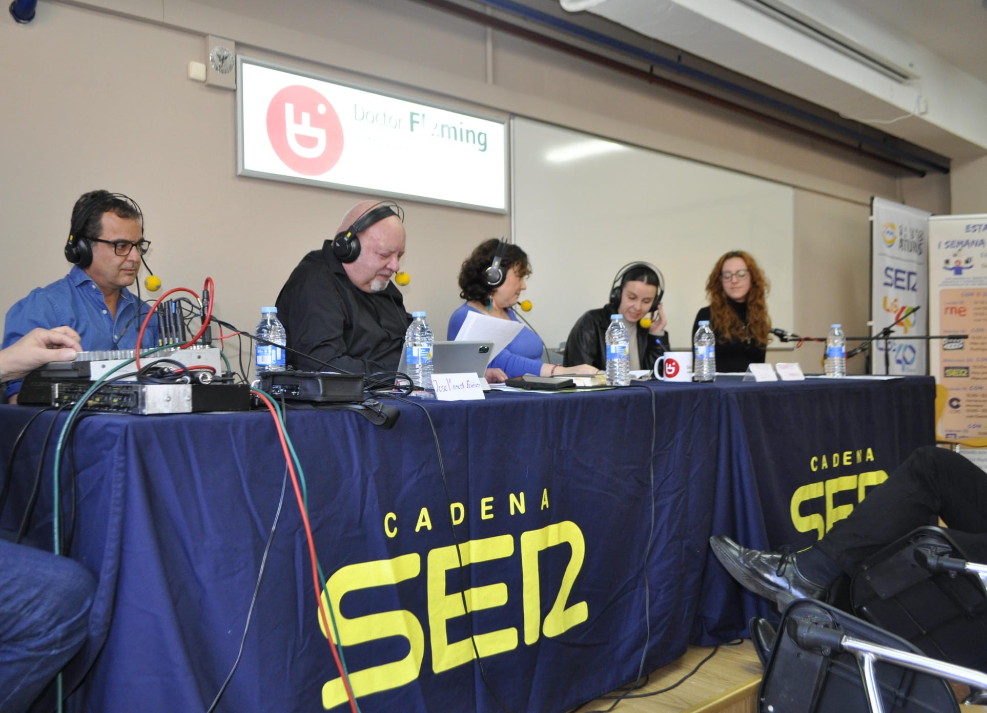 Javier Montes Castrillo,  García, el conductor del Programa, José Manuel Echéver, Sonia Moreno y las alumnas Lola Sierra y Lucía Fernández
