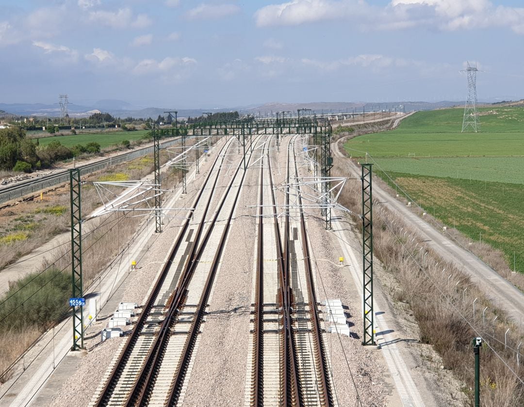 Vías del AVE de Granada en Bobadilla (Málaga). A izquierda y derecha se observa la salida y llegada del &#039;bypass&#039; hacia y desde Málaga. Al frente, vías hacia Antequera-Santa Ana