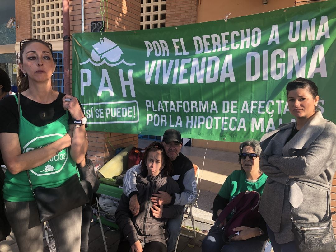 Personas apostadas a las puertas del Instituto Municipal de la Vivienda de Málaga para protestar por la falta de vivienda. Todas tienen la comunicación del ayuntamiento de que reúnen los requisitos para acceder a la ayuda al alquiler 