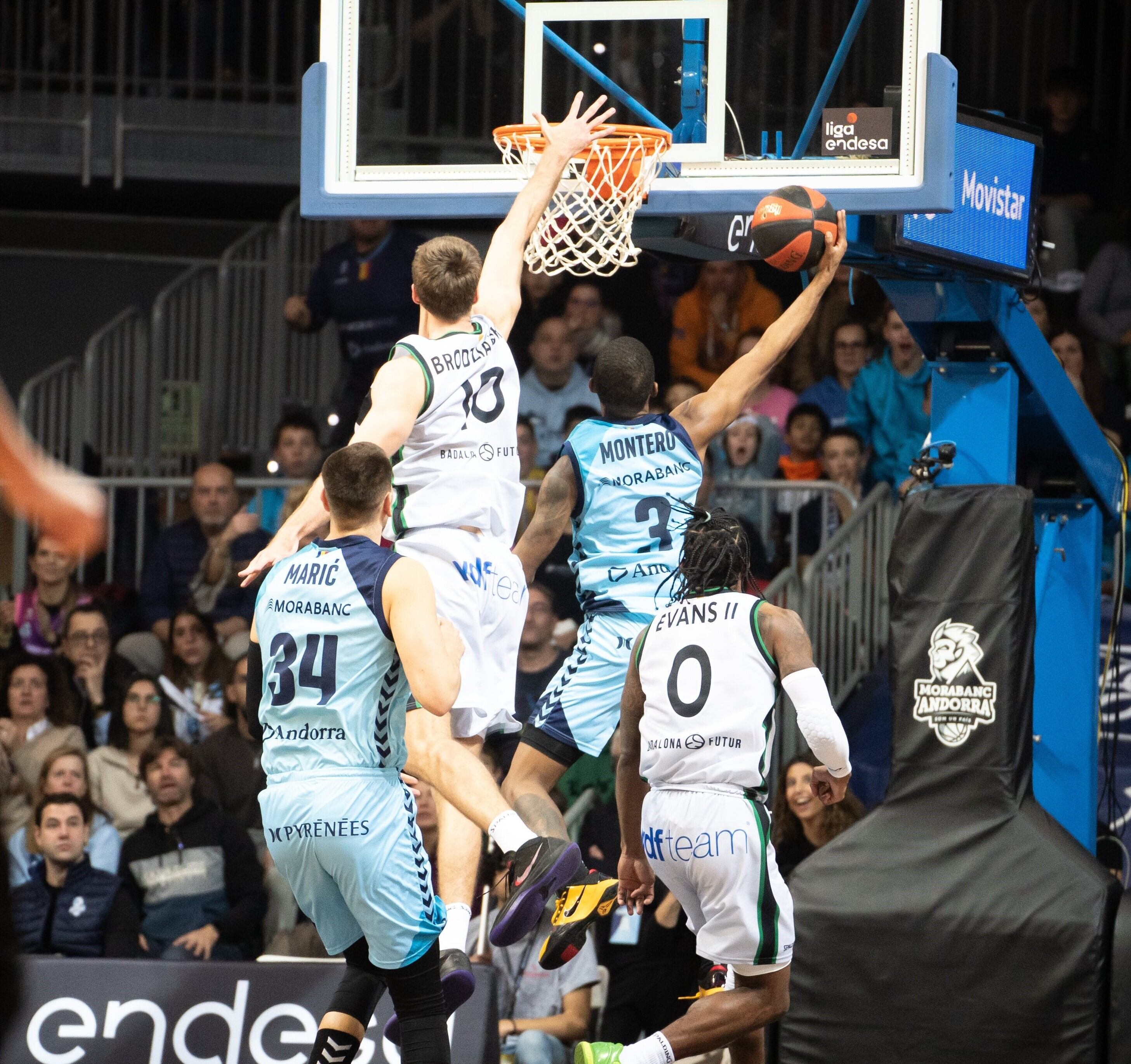 Jean Montero en un acció de joc en l'últim partit disputat al poliesportiu d'Andorra davant el Joventut