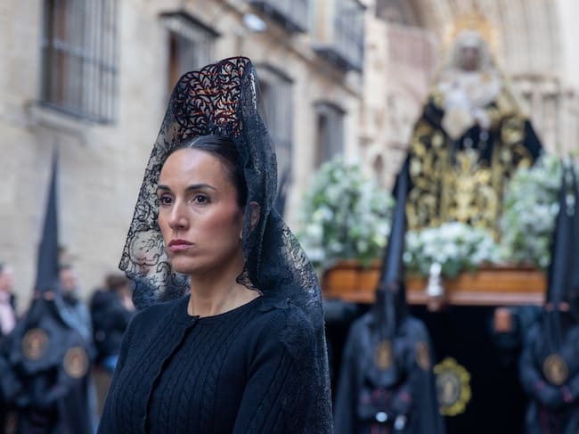 LOGROÑO 04/04/2023.- Salida en procesión del paso de Nuestra Señora del Rosario, este martes por el Casco Antiguo de Logroño, que custodia desde 2008 la Cofradía de la Santa Cruz de los Hermanos Maristas de Logroño, en el que una veintena de mujeres, de entre 18 y 58 años, levantan sobre sus hombros un trono que pesa unos 500 kilos. EFE/ Raquel Manzanares