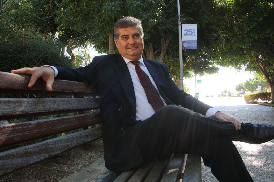 Posadas renuncia a las elecciones a rector.