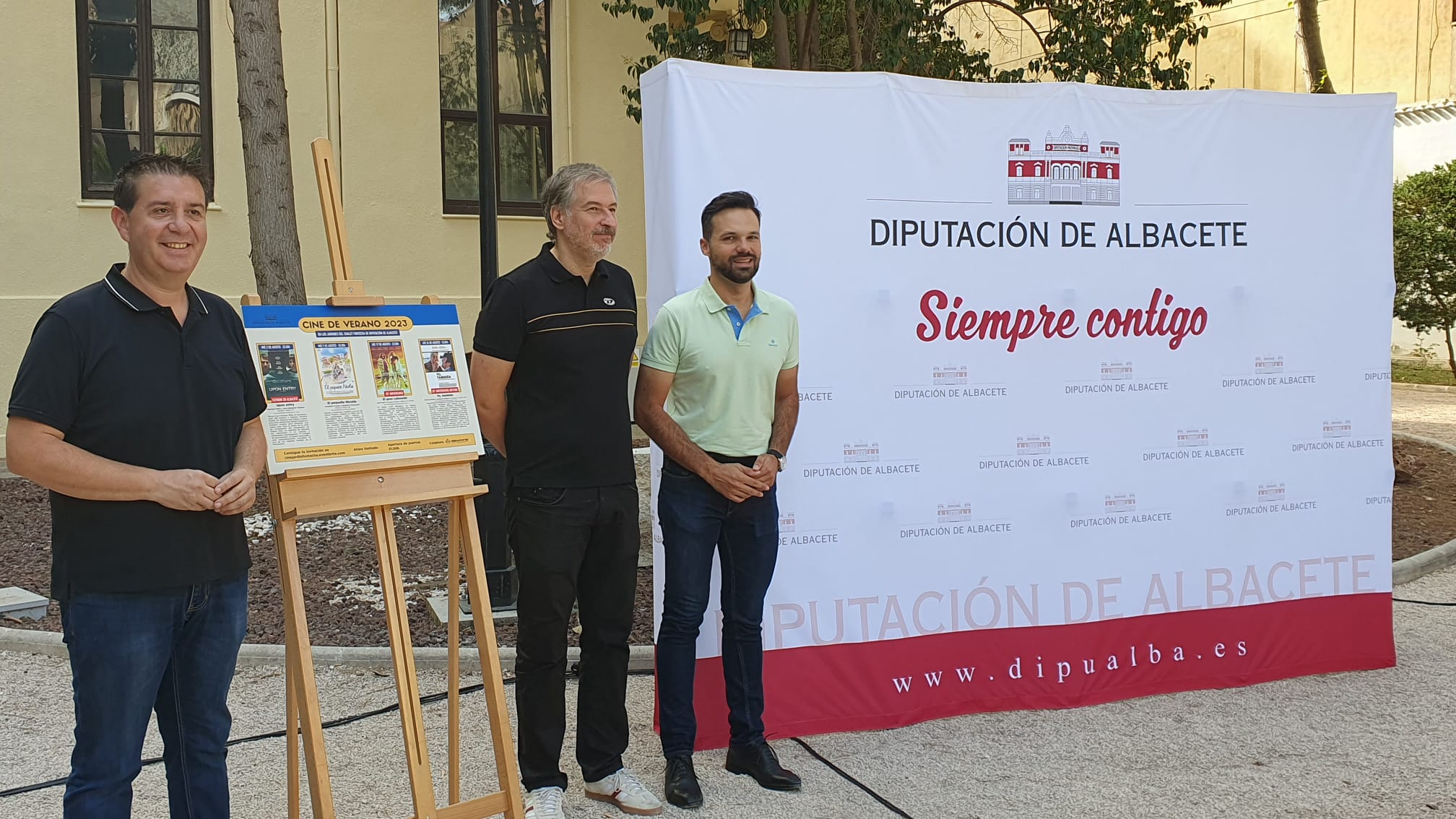Presentación de la cartelera del Ciclo de Cine de verano con Santiago Cabañero, presidente de la Diputación de Albacete; José Manuel Zamora, director de Abycine; y Miguel Zamora, diputado de Cultura.