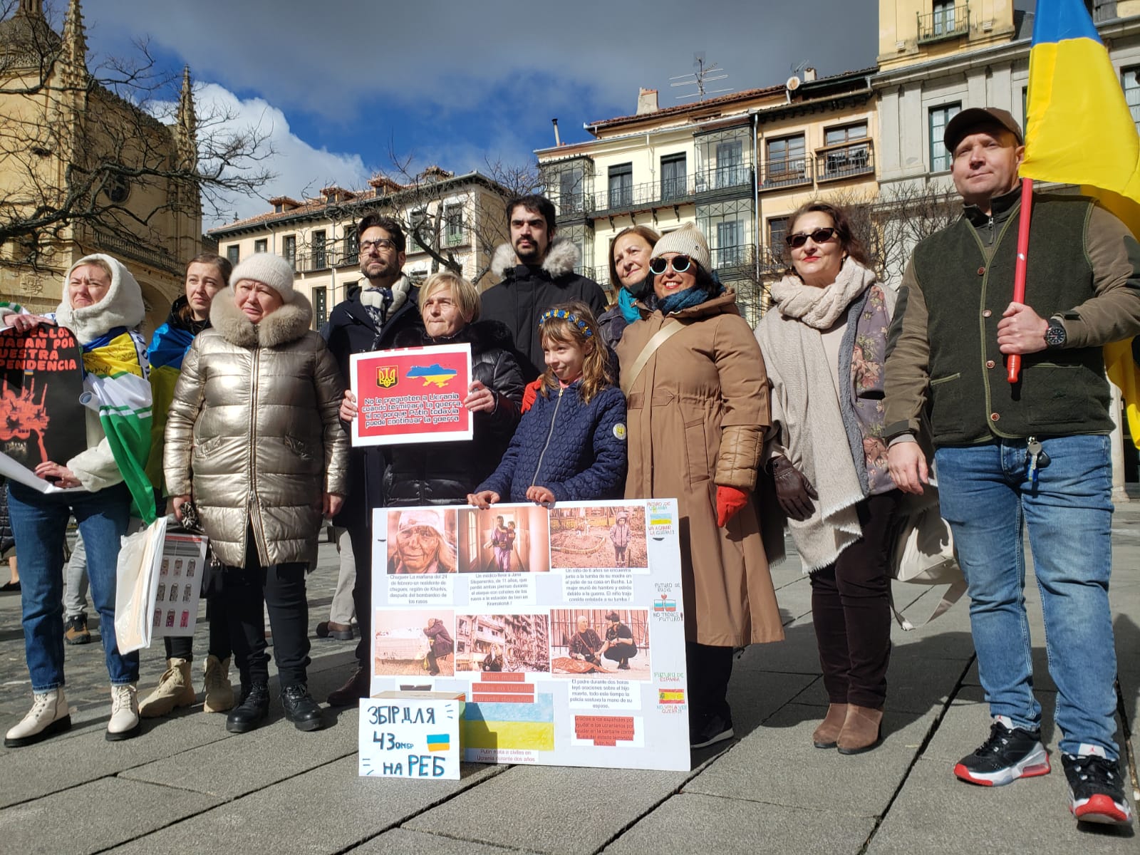 Concentración convocada por la Asociación de Ucranianos de Segovia cuando se cumplen dos años del conflicto. En la foto con representantes institucionales de Segovia.