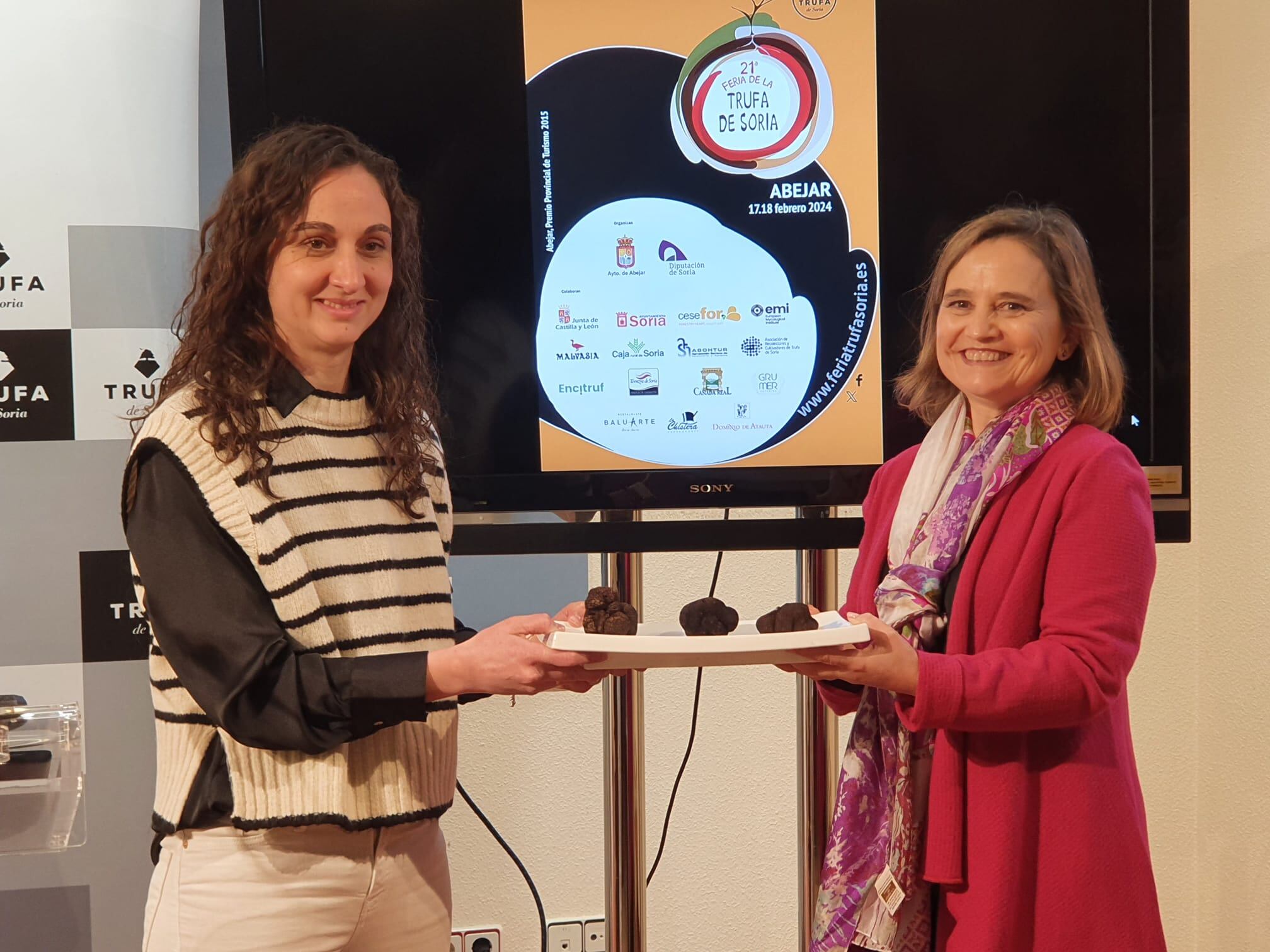 Carolina Romero (i), alcaldesa de Abejar, y Elia Jiménez (d), diputada de Turismo, en la presentación de la Feria en la Diputación Provincial de Soria.