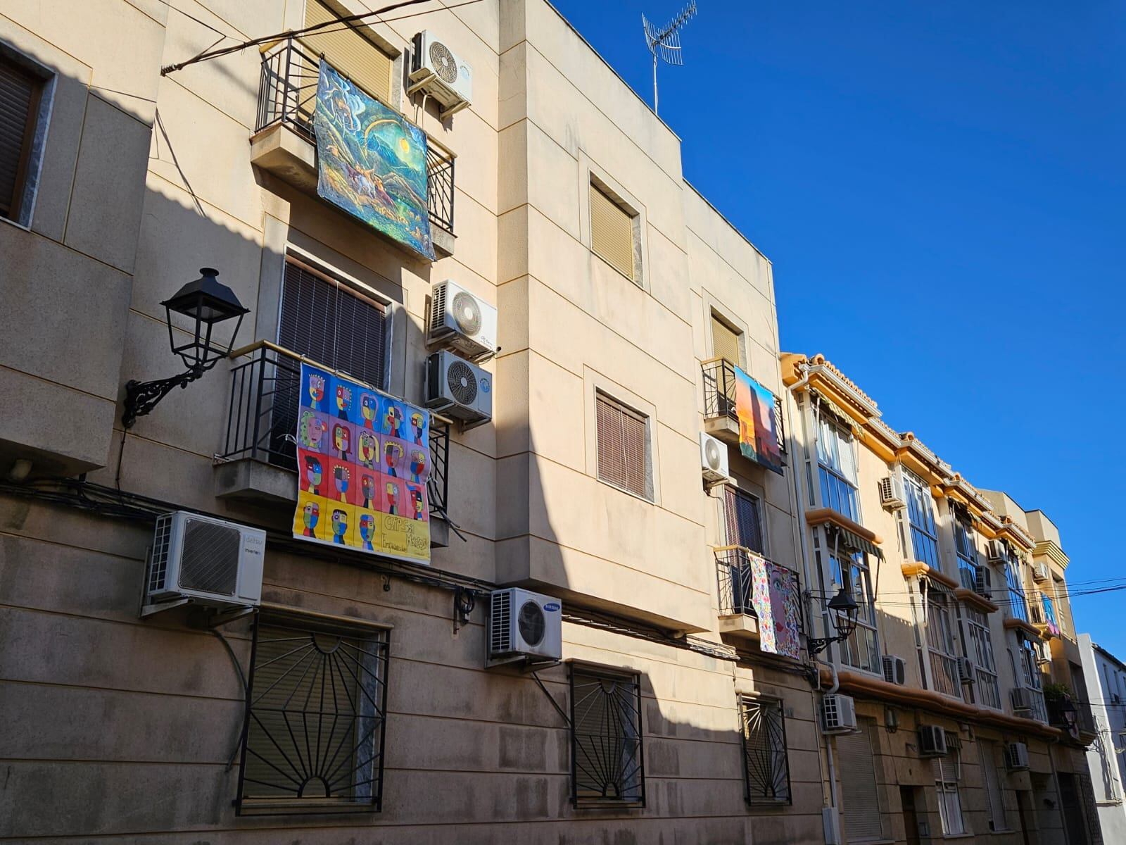 Más colgaduras en la calle Los Molinos