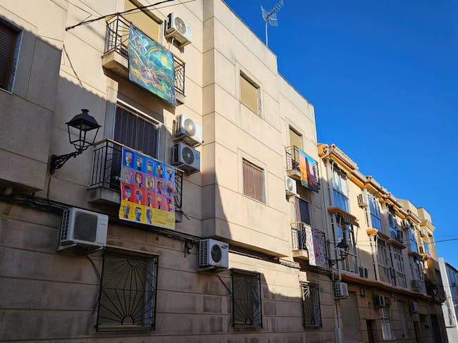 Más colgaduras en la calle Los Molinos