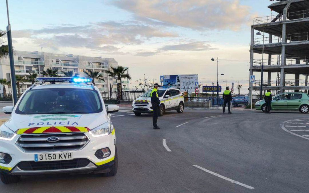 Control de la Policía Local de Torrox con motivo del estado de alarma ante la expansión del coronavirus