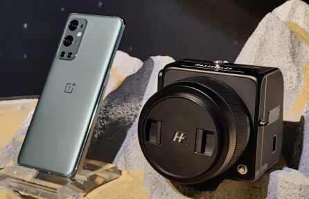 OnePlus 9 Pro junto con una cámara de Hasselblad.